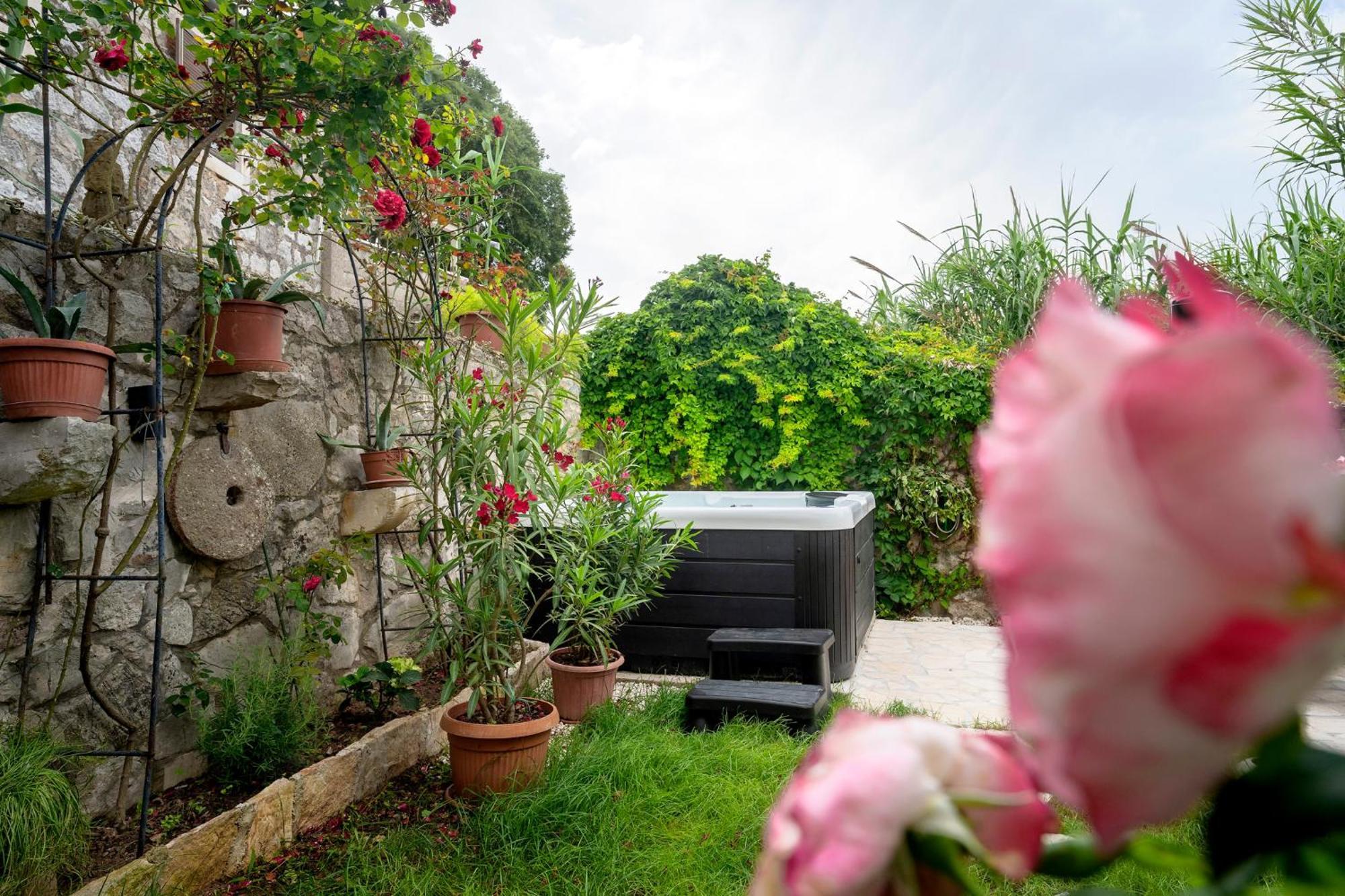 Holiday Home Skala With Hot Tub & Kala With Terrace Pitve Bagian luar foto