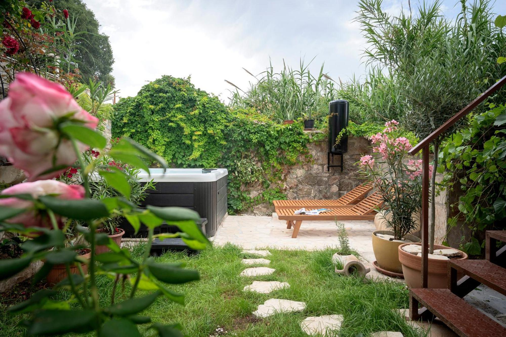 Holiday Home Skala With Hot Tub & Kala With Terrace Pitve Bagian luar foto